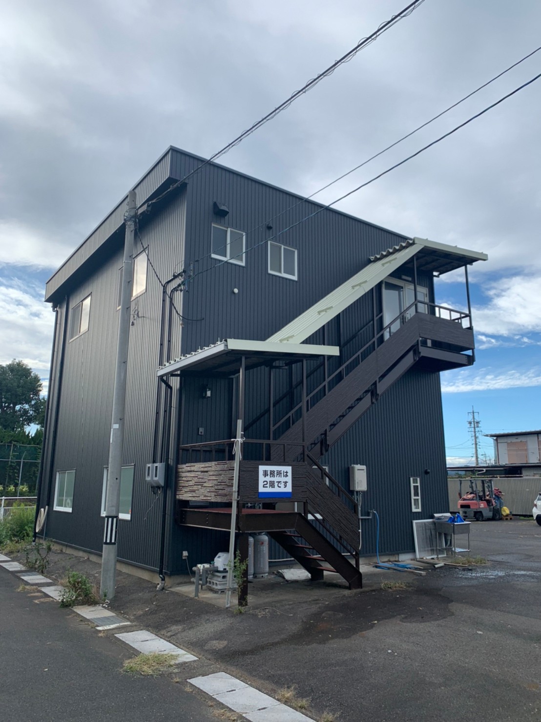 中古事務所を購入されたお客様の店舗改修工事を行いました。